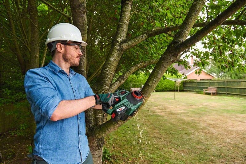 Bosch UniversalChain 18 Cordless Chainsaw (1x 2.5Ah) 2 Bosch UniversalChain 18 Cordless Chainsaw (1x 2.5Ah) - Image 2