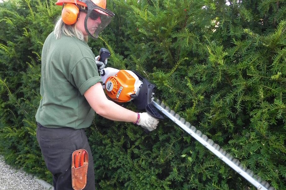 STIHL HS 87 R 30" Petrol Hedge Trimmer 2 STIHL HS 87 R 30" Petrol Hedge Trimmer