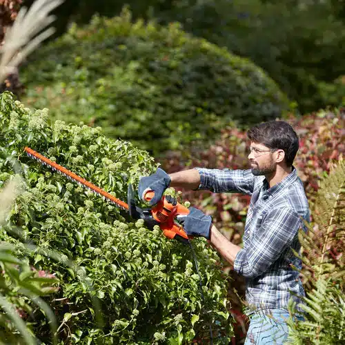 Black and Decker BEHT201 Electric Hedge Trimmer 45cm 3 Black and Decker BEHT201 Electric Hedge Trimmer 45cm - Image 3
