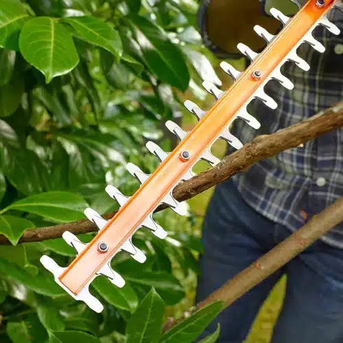 Black and Decker BEHT201 Electric Hedge Trimmer 45cm 2 Black and Decker BEHT201 Electric Hedge Trimmer 45cm - Image 2