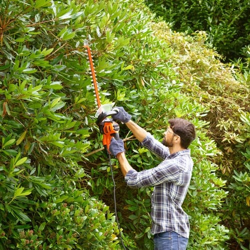 Black and Decker BEHTS401 Electric Hedge Trimmer 4 Black and Decker BEHTS401 Electric Hedge Trimmer - Image 4