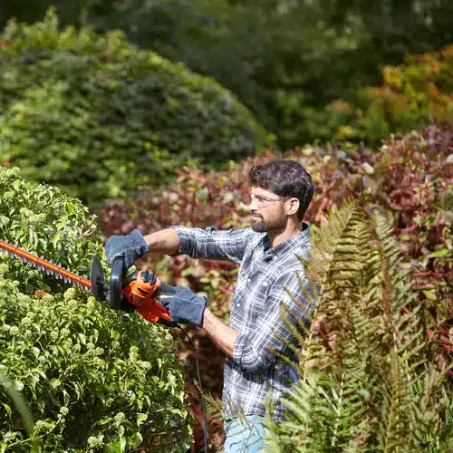 Black and Decker BEHTS401 Electric Hedge Trimmer 3 Black and Decker BEHTS401 Electric Hedge Trimmer - Image 3