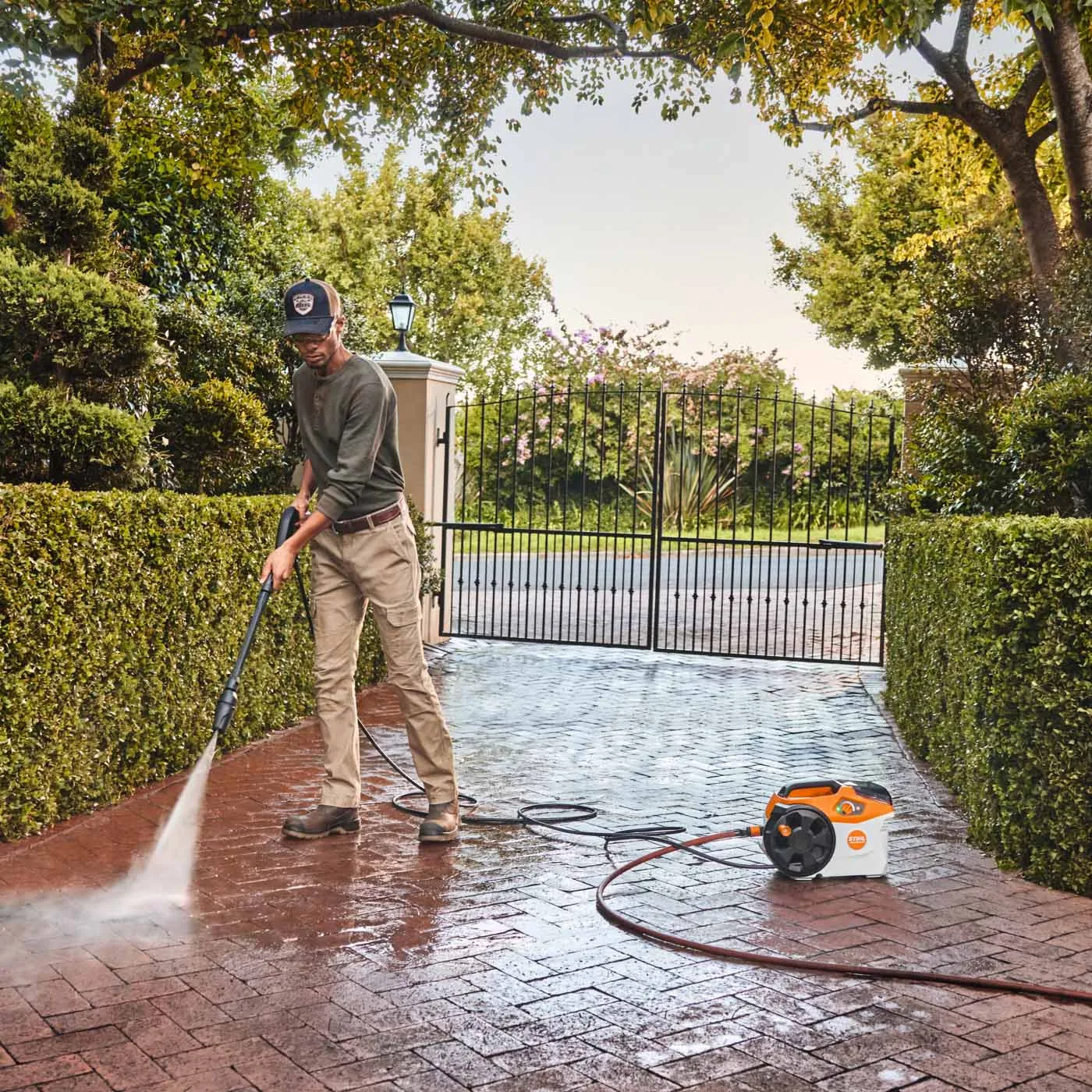 Stihl REA 100 PLUS Cordless Pressure Washer - AP System 3 Stihl REA 100 PLUS Cordless Pressure Washer - AP System