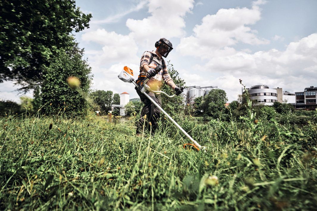 STIHL FSA 250 Cordless Clearing Saw – AP System 2 STIHL FSA 250 Cordless Clearing Saw – In Field